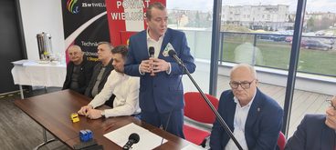 W Zespole Szkół nr 1 w Wieluniu podpisano umowę na budowę boiska